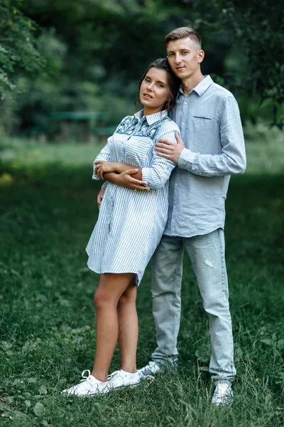 Foto Aire Libre Joven Feliz Pareja Enamorada Día Soleado Naturaleza — Foto de Stock