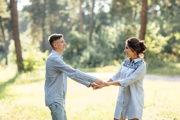 年轻夫妇谈情说爱 享受美丽的夏天 穿着斜纹棉布衣服的男女正在公园外面约会 浪漫的关系 情人节当天 — 图库照片