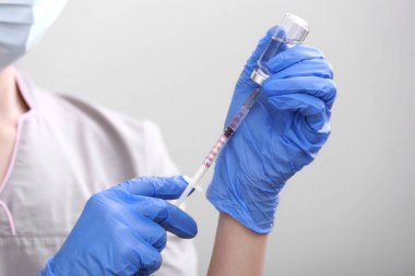 Tıbbi el eldivenleri ilaç iğnesi şırınga ilacı, konsept grip aşısı aşı şişesi şırınga enjeksiyon tedavisi hastanede hastalık, bağışıklık sistemini koruyan çocuklar.