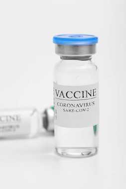 Aşı seçimi. Laboratuvarda Covid-19 aşısıyla ampuller. Coronavirus sars-cov-2 salgınıyla savaşmak için. Cam şişe tıbbi yakın plan beyaz arka planda izole