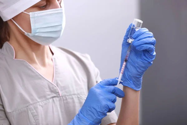 생물학적 코로나 바이러스 마스크를 과학자들은 주사기와 백신을 보유하고 코로나 바이러스 — 스톡 사진