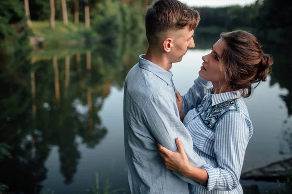 Young Couple Hugging Walking Lake Sunny Day Man Woman Summer — Stock Photo, Image