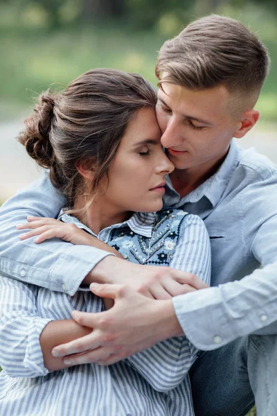 Außenaufnahme Eines Jungen Glücklichen Paares Das Verliebt Auf Gras Der — Stockfoto