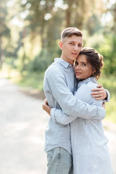 Giovane Allegra Donna Uomo Stanno Abbracciando All Aperto Nel Parco — Foto Stock