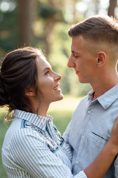 Fröhliche Junge Frau Und Mann Umarmen Sich Draußen Sommerpark Partnersuche — Stockfoto