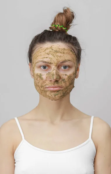 Hermosa Mujer Con Máscara Facial Natural Rejuvenecimiento Piel Limpia Aislado — Foto de Stock