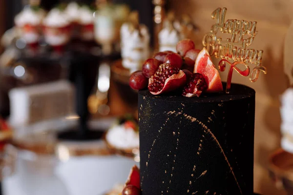 Gran Pastel Cumpleaños Negro Con Frutas Frescas Dulces Una Mesa — Foto de Stock
