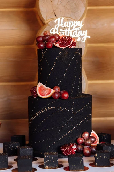 Gran Pastel Cumpleaños Negro Con Frutas Frescas Dulces Una Mesa — Foto de Stock