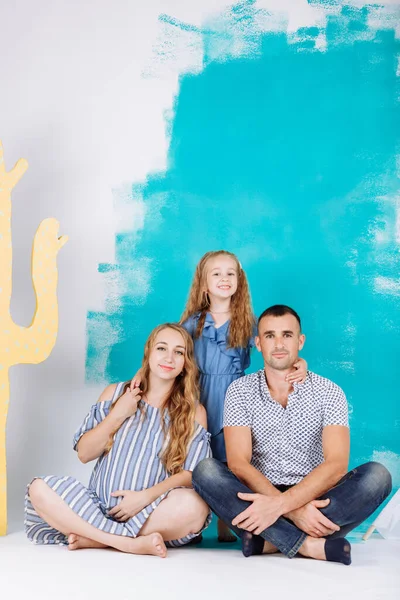 Família Grávida Com Menina Criança Passe Tempo Juntos Casa Fundo — Fotografia de Stock