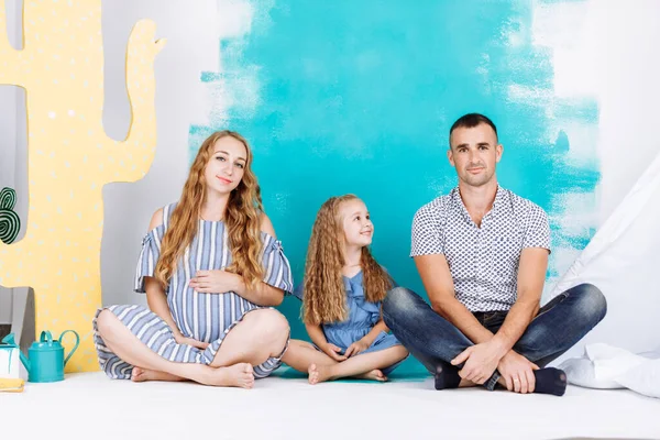 Família Grávida Com Menina Criança Passe Tempo Juntos Casa Fundo — Fotografia de Stock