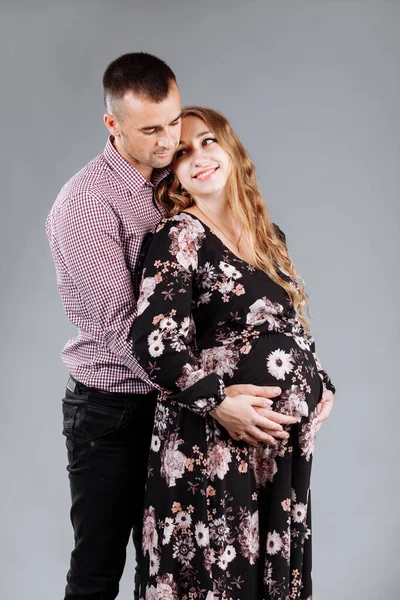 Femeie Însărcinată Soțul Îmbrățișează Fundal Gri Studio — Fotografie, imagine de stoc