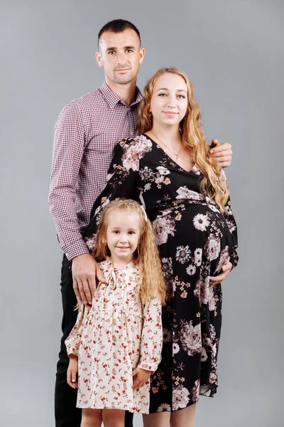 Portret Van Een Gelukkige Familie Vader Zwangere Moeder Kleine Dochter — Stockfoto