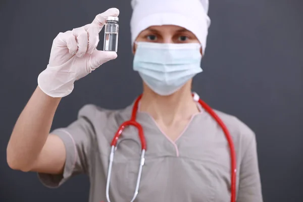 의료용 마스크를 의사와 아이들이나 어른들을 백신을 어깨에 청진기 서비스 안락사 — 스톡 사진