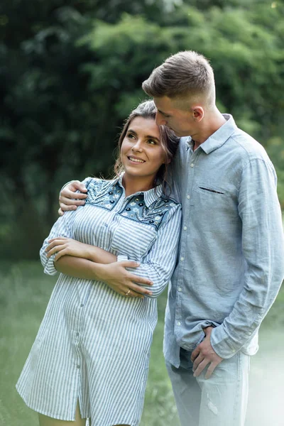 Outdoor Aufnahme Eines Verliebten Jungen Glücklichen Paares Einem Sonnigen Tag — Stockfoto