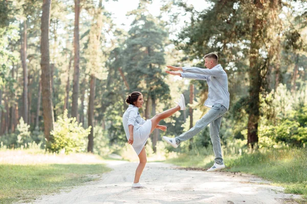 Jong Stel Verliefd Plezier Hebben Genieten Van Prachtige Zomerse Natuur — Stockfoto