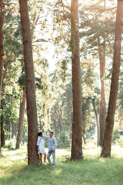 Χαρούμενη Νεαρή Γυναίκα Και Άντρας Αγκαλιάζονται Έξω Στο Καλοκαιρινό Πάρκο — Φωτογραφία Αρχείου