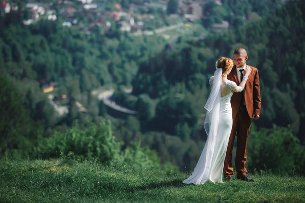 快乐时尚的新郎新娘在夏日阳光明媚的山上跑步和玩乐 美丽的新婚夫妇笑着 真实的感情 感情浪漫的时刻 — 图库照片