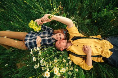 Ormanda yürürken eğlenen mutlu ve yakışıklı bir çift. Dağlarda turistler. Doğa konseptinde macera