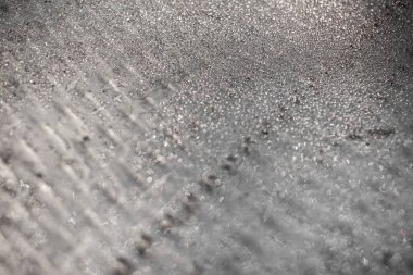 Buzlu ve buzlu arka planda donmuş camlar. Gümüş ya da gri tonda. Görüntünün bulanık kenarlarıyla merkezde seçmeli odak.