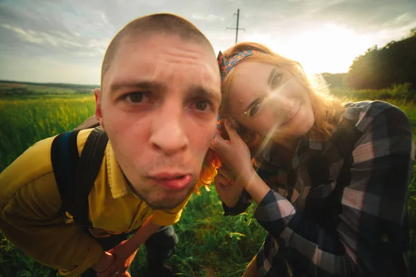 Brincalhão Casal Bonito Feliz Ter Enquanto Caminhava Floresta Turistas Nas — Fotografia de Stock