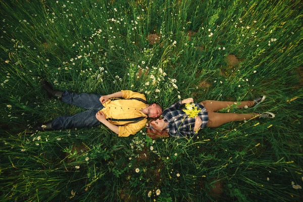 Couple Lying Field Flowers Happy Couple Lie Flower Romance Emotional — Stock Photo, Image