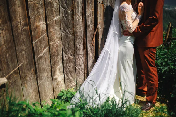 Wedding Couple Mountains Groom Bride Hugging Rustic House Beautiful View — Stock Photo, Image