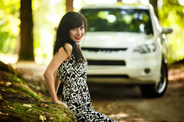 Mooie Brunette Een Jurk Poseren Natuur Buurt Van Een Witte — Stockfoto