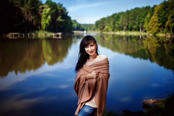 Retrato Uma Jovem Mulher Bonita Livre Perto Lago — Fotografia de Stock