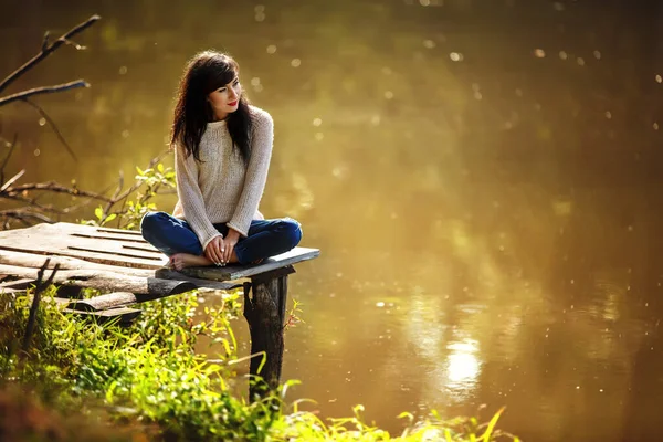 Νεαρή Γυναίκα Κάθεται Στην Παλιά Γέφυρα Ξυπόλητη Καλοκαίρι Πράσινο Δάσος — Φωτογραφία Αρχείου