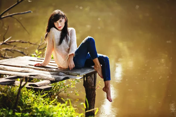 Giovane Donna Seduta Sul Vecchio Ponte Piedi Nudi Estate Verde — Foto Stock