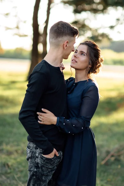 Glada Unga Kvinna Och Man Kramas Utomhus Sommarparken Dejting Och — Stockfoto