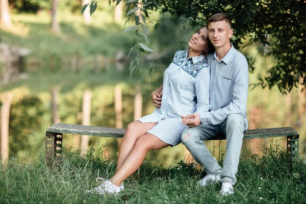 Pareja Joven Está Abrazando Sentado Cerca Del Lago Día Soleado — Foto de Stock