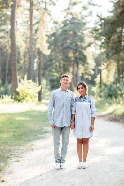 Venkovní Záběr Mladého Šťastného Páru Zamilovaného Slunečný Den Přírodě Muž — Stock fotografie