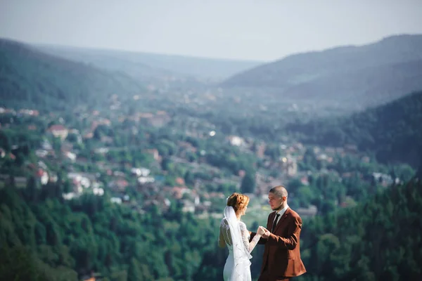 Felice Elegante Sposa Sposo Esecuzione Divertirsi Montagna Estate Giornata Sole — Foto Stock