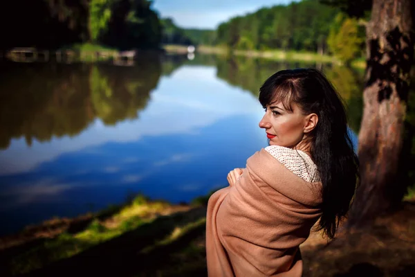 Portret van een mooie jonge vrouw buiten bij het meer — Stockfoto