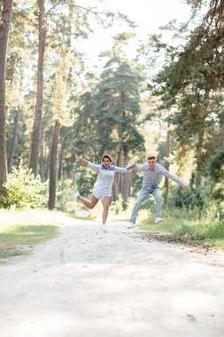 Genç aşıklar güzel yaz doğasının tadını çıkarıyorlar. Kot pantolon giyen kadın ve erkek, parkta buluşuyorlar. Romantik bir ilişki. Sevgililer Günü.