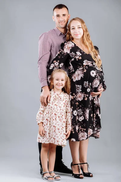 Retrato Pai Família Feliz Mãe Grávida Pequena Filha Divertindo Juntos — Fotografia de Stock