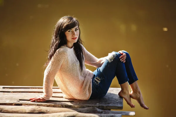 Junge Frau Sitzt Barfuß Auf Der Alten Brücke Sommer Grüne — Stockfoto