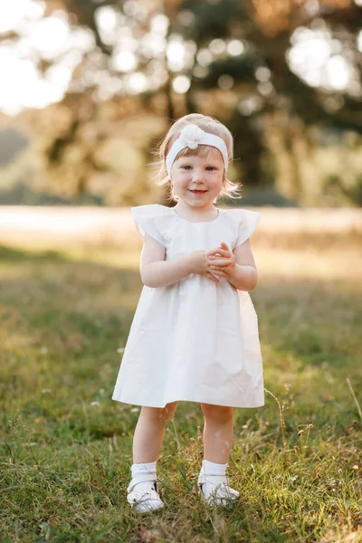 Portrét Malé Krásné Holčičky Přírodě Letní Den Dítě Bílých Šatech — Stock fotografie
