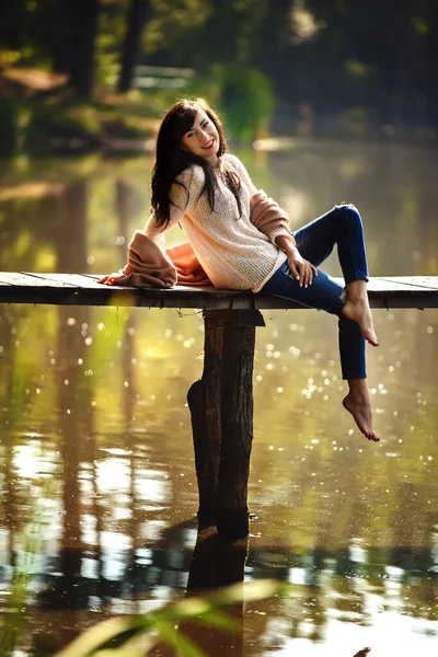 Όμορφο Κορίτσι Μακριά Καστανά Μαλλιά Κάθεται Στη Γέφυρα Φύση — Φωτογραφία Αρχείου