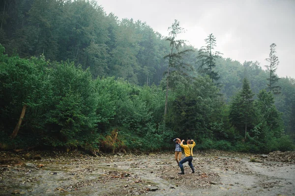 Ormanda Yürürken Eğlenen Mutlu Yakışıklı Bir Çift Dağlarda Turistler Doğa — Stok fotoğraf