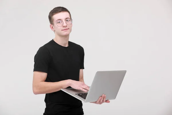 Educação Online Distância Retrato Jovem Uma Camiseta Preta Com Óculos — Fotografia de Stock