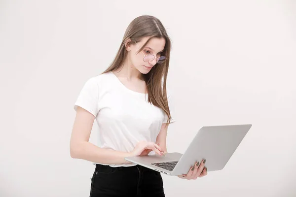 Retrato Una Hermosa Joven Con Pelo Rubio Gafas Una Camiseta — Foto de Stock