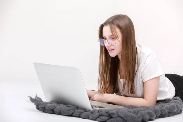 Uśmiechnięta Młoda Dziewczyna Okularach Siedzi Laptopem Edukacja Praca Zdalna Blogi — Zdjęcie stockowe