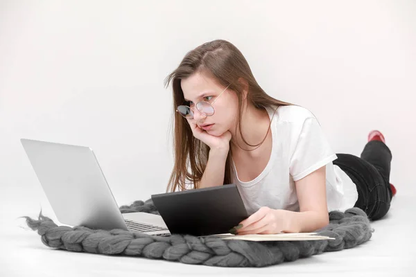 家で働く疲れたビジネス女性 仕事で眠りに落ちる ホームワーク テーブルのラップトップコンピュータを使用しています フリーランス タイプする テクノロジーの概念 — ストック写真