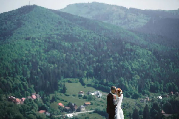 Glücklich Stilvolle Braut Und Bräutigam Laufen Und Spaß Den Bergen — Stockfoto