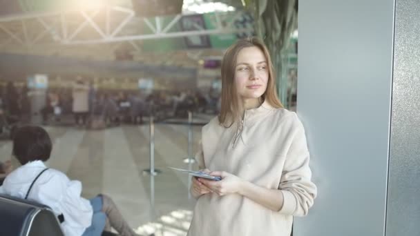 幸せな陽気な若い女性がカメラの前に立ち ビザを取得し 飛行機旅行のチケットパスポートを保持し 勝利を感じ 夏休みのコンセプト — ストック動画