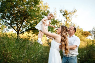 Bir babanın portresi, anne tutar, kusar ve kızını el üstünde döndürür yaz tatilinde doğa üzerinde yürür. Anne, baba ve kız parkta oynuyorlar. Mutlu aile kavramı