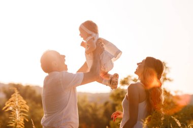 Bir annenin portresi, baba tutar, kusar ve kızını el üstünde döndürür yaz tatilinde doğa üzerinde yürür. Anne, baba ve kız parkta oynuyorlar. Mutlu aile kavramı