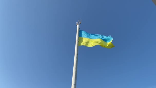 Nationale Vlag Van Oekraïne Wappert Wind Tegen Blauwe Lucht Grote — Stockvideo